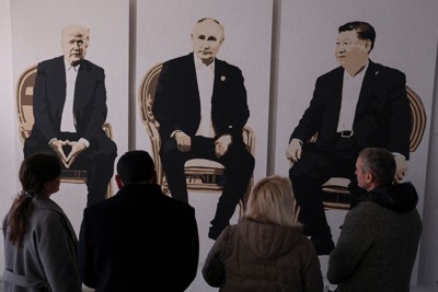 左から順にトランプ米大統領、プーチン露大統領、習近平・中国国家主席の肖像を並べたアート作品＝ロシア占領下のウクライナ南部クリミア半島ヤルタで2月8日、ロイター