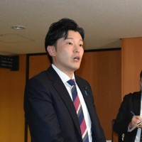 協議会の議論について報道陣の質問に答える奥谷謙一・兵庫県議会調査特別委員長＝神戸市中央区の県庁で2025年2月10日午後2時23分、中尾卓英撮影