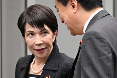 自民党の保守系議員連盟「創生日本」の勉強会に臨み、木原稔前防衛相（右）と言葉を交わす高市早苗前経済安全保障担当相＝参院議員会館で2025年2月5日午後0時57分、平田明浩撮影