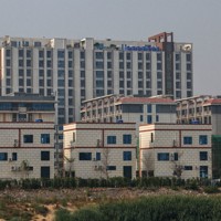 タイ側から撮影したミャンマー東部カイン州シュエココの様子。中国系犯罪グループの拠点があるとされ、カジノやホテルなどが並んでいる＝2025年2月5日、ロイター