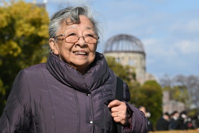 今年1月に広島へ転居して以来初めて平和記念公園を訪れた近藤紘子さん＝広島市中区で2025年2月11日、大西岳彦撮影