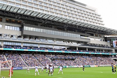 ホテルの一部客室からも観戦できるV・ファーレン長崎の本拠地ピーススタジアム＝長崎市で2024年10月6日、平川義之撮影