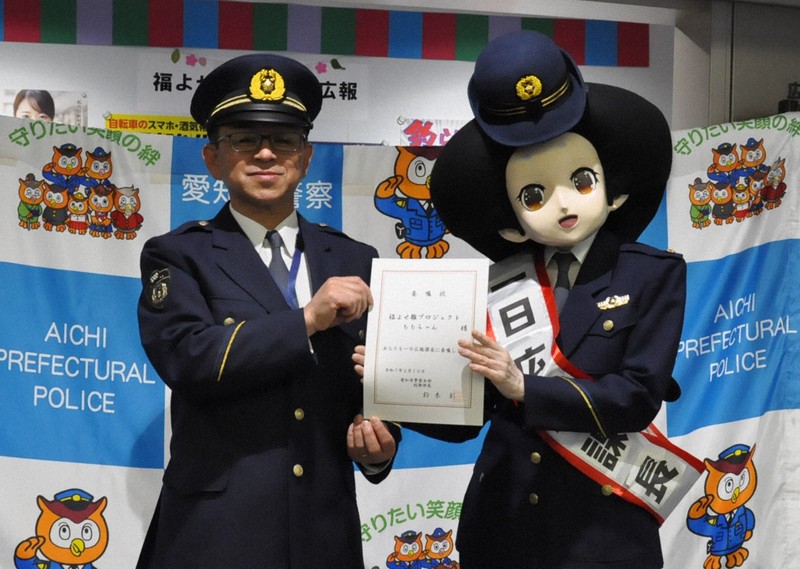 家で眠るひな人形が動き出す…? 警察本部で闇バイト防止のお仕事中