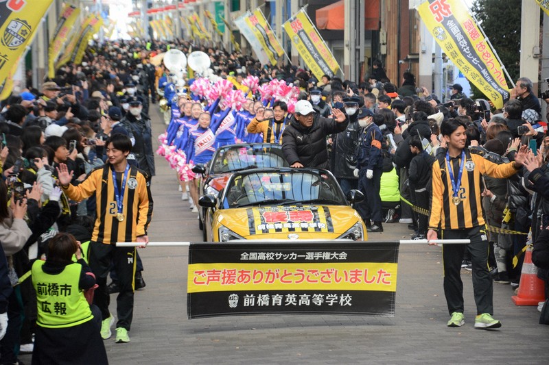 格好良い」サッカー少年興奮 7大会ぶりVの前橋育英がパレード [写真