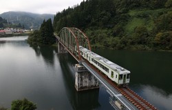 台湾でも知られる日本の絶景路線、JR只見線＝福島県金山町で2022年10月1日、小出洋平撮影