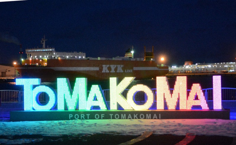 音楽に合わせ光の演出 苫小牧港 モニュメント点灯 ／北海道 | 毎日新聞