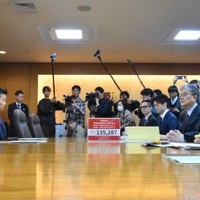 高額療養費制度の見直しについて福岡資麿厚生労働相（左）と面会した患者団体ら＝東京都千代田区で2025年2月12日午後2時27分、肥沼直寛撮影