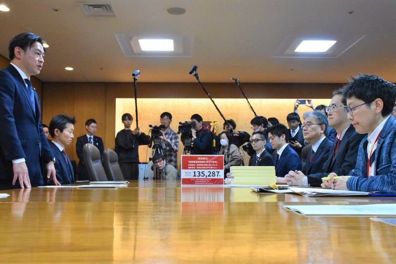 高額療養費制度の見直しについて福岡資麿厚生労働相（左）と面会した患者団体ら＝東京都千代田区で2025年2月12日午後2時27分、肥沼直寛撮影