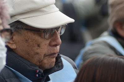 寒空の下、核兵器廃絶を訴えて座り込みをする山川剛さん＝長崎市の平和公園で2025年2月9日午前11時、樋口岳大撮影