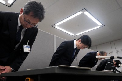 副知事の秘書が死亡し、記者会見の冒頭、頭を下げる山口裕之総務部長（左から3人目）ら＝県庁で2025年2月12日午後5時31分、西夏生撮影