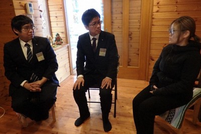 取り組みについて意見を交わす（左から）疋田さん、浜崎さん、宮本さん