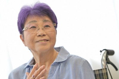 「きのこ会」の50周年記念総会で笑顔を見せる岸君江さん＝広島市東区で2015年6月27日、山田尚弘撮影
