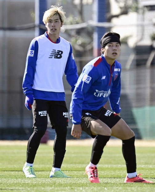 w杯日本代表 長友選手特注スパイク！！！ 青赤のピッチサイドから