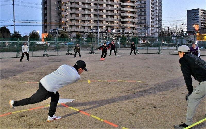 しが☆スポ ベースボール5 野球初心者も気軽に笑顔で 打者は自らトス
