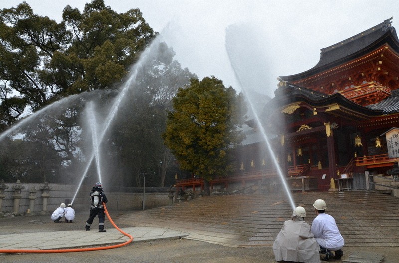 国宝本殿・文化財を守れ 石清水八幡宮で合同防火訓練 八幡 ／京都