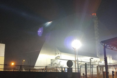 ドローンの衝突で破損した4号機の外部シェルター＝ウクライナ北部チェルノブイリで2025年2月14日、ウクライナ非常事態省提供・AP