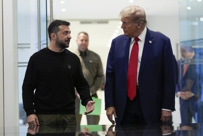 ウクライナのゼレンスキー大統領（左）と会談する米大統領就任前のトランプ氏＝ニューヨークで2024年9月27日、AP