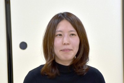 産休明けの復帰初戦に勝ち、笑顔を見せながら取材に応じる福間香奈清麗＝大阪府高槻市の関西将棋会館で2025年2月14日、新土居仁昌撮影