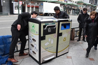 観光客が行き交う四条通に設置された2基の「スマートごみ箱」＝京都市東山区で2025年2月14日午前9時55分、南陽子撮影