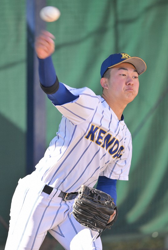 投球練習する健大高崎の石垣元気投手＝群馬県高崎市の同校野球場で2025年1月26日、手塚耕一郎撮影