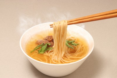 ユーグレナが開発した「2040年サステナブルラーメン」＝同社提供