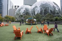 コロナ禍のピーク時には、シアトルにあるアマゾン本社も世界中のオフィスと同様、人影がほぼ消えた＝Getty Images