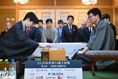 第74期王将戦 第4局の初手は藤井聡太王将の2六歩 | 毎日新聞