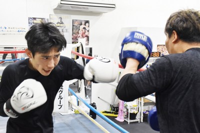 ミット打ちで左ストレートを放つ松井里樹選手（左）＝大阪府寝屋川市の石田ジムで2025年2月12日午後6時42分、来住哲司撮影