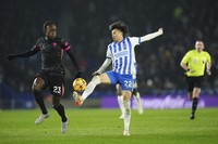 Brighton and Hove Albion's Kaoru Mitoma, center, controls the ball on his way to scoring against Chelsea during a Premier League match at the American Express Stadium, in Brighton, England, on Feb. 14, 2025. (Adam Davy/PA via AP)
