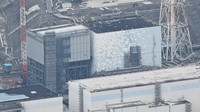 東京電力福島第1原発。東電の原発事故の賠償費用と全国の老朽化原発の廃炉費用は新電力の託送料金に上乗せされている＝福島県で2024年8月22日、本社ヘリから宮間俊樹撮影
