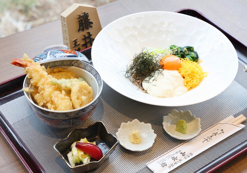 藤井王将はミニ天丼と蕎麦、永瀬九段は2日連続キジ鍋膳 王将戦昼食