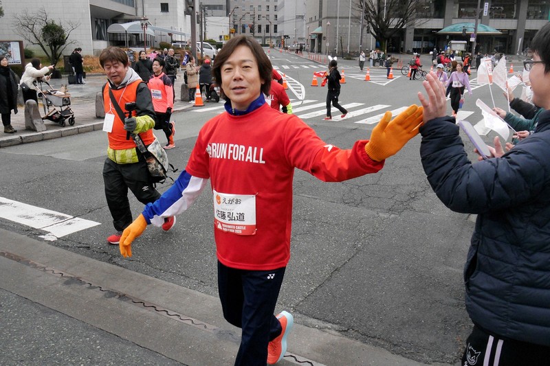 佐藤弘道さん、3.5キロ完歩 下半身まひ乗り越え 熊本城マラソン | 毎日新聞