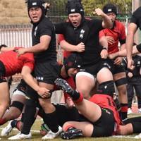 【京都工学院－御所実】後半にモールを押し込んでトライを奪い、喜ぶ御所実の選手たち＝神戸総合運動公園補助競技場で2025年2月16日、長宗拓弥撮影