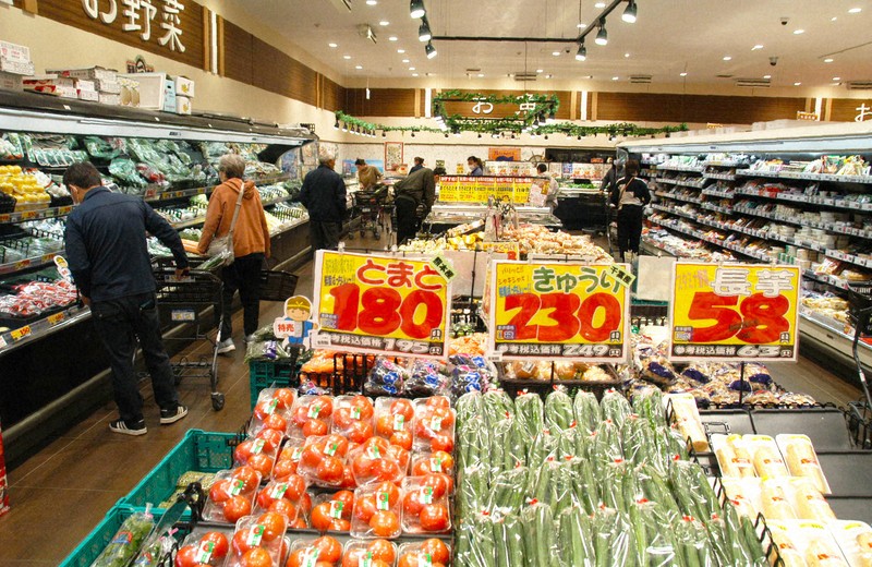 サバイバル：ここは激安スーパー!?生鮮野菜で「値ごろ感」 ドラッグ