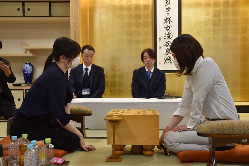 将棋の女流王座戦 福間香奈王座が連勝、4連覇に王手 | 毎日新聞