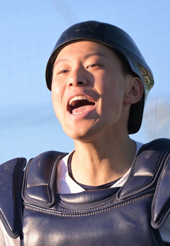 守備練習で声を張り上げてチームメートを鼓舞する大垣日大の西河遥人主将=岐阜県神戸町で2025年1月25日、山崎一輝撮影