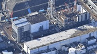 東京電力福島第1原発の2号機（左）と1号機＝福島県内で2025年2月15日、共同通信社ヘリから