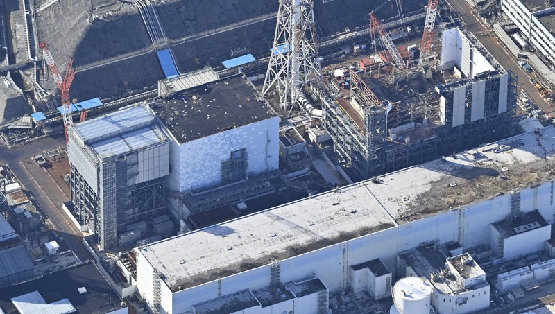 東京電力福島第1原発の2号機（左）と1号機＝福島県内で2025年2月15日、共同通信社ヘリから