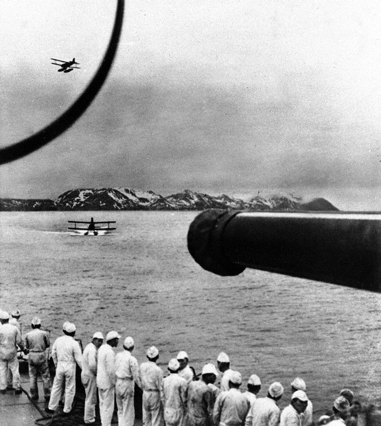 戦争当時の空撮・攻撃時の写真 爆撃で破壊された本州北部の大和海軍航空隊基地の施設の空撮