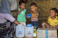 ミャンマーから逃れてきたイスラム教徒少数民族ロヒンギャの人たちが身を寄せる難民キャンプ。USAIDから送られた食料などが置かれている＝バングラデシュ南東部コックスバザールで2025年2月11日、ロイター