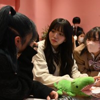 渋谷女子インターナショナルスクールの授業風景。「闇バイトに関わってしまった場合に自分や家族、友達にどんな影響があるか」をグループに分かれて話し合った＝東京都渋谷区で2025年2月17日午後0時29分、御園生枝里撮影