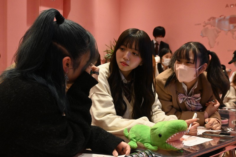 渋谷女子インターナショナルスクールの授業風景。「闇バイトに関わってしまった場合に自分や家族、友達にどんな影響があるか」をグループに分かれて話し合った＝東京都渋谷区で2025年2月17日午後0時29分、御園生枝里撮影