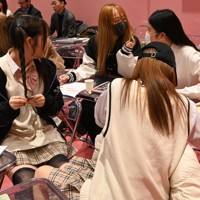 ピンク色の壁の教室で、闇バイトから身を守る知識を学ぶ渋谷女子インターナショナルスクールの生徒ら＝東京都渋谷区で2025年2月17日午後0時半、御園生枝里撮影