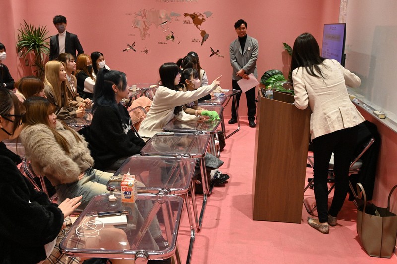 闇バイトに関する授業を受ける渋谷女子インターナショナルスクールの生徒ら＝東京都渋谷区で2025年2月17日午後0時26分、御園生枝里撮影