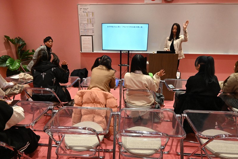 渋谷女子インターナショナルスクールの授業風景。アルバイトで稼いだお金の使い道を尋ねられると、生徒らは「遊び代」「美容院代」などと答えていた＝東京都渋谷区で2025年2月17日午前11時45分、御園生枝里撮影