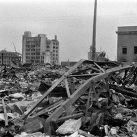 原爆投下3日後の広島市中心部。爆心地から東に450メートルの商店街＝1945年8月9日、国平幸男撮影