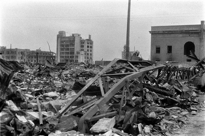 原爆投下3日後の広島市中心部。爆心地から東に450メートルの商店街＝1945年8月9日、国平幸男撮影