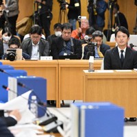兵庫県議会調査特別委員会で証人尋問に応じる斎藤元彦知事＝神戸市中央区で2024年12月25日午後3時21分（代表撮影）