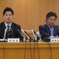 兵庫県議会調査特別委員会について説明する奥谷謙一委員長（左）と岸口実副委員長＝神戸市中央区の県庁で2024年12月11日、山田麻未撮影
