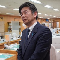 取材に応じる岸口実・兵庫県議＝神戸市中央区の県庁で2025年2月19日午後4時54分、山田麻未撮影